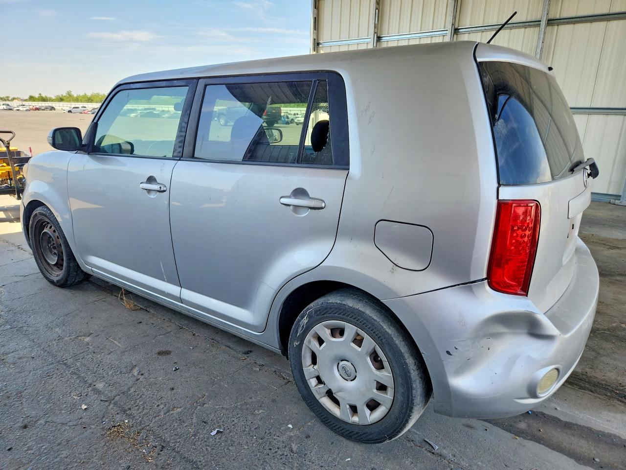 2009 Toyota Scion VIN JTLKE50E091069821 photo 2