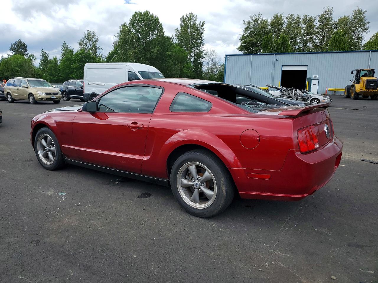 2005 Ford Mustang VIN 1ZVFT82HX55241235 photo 2