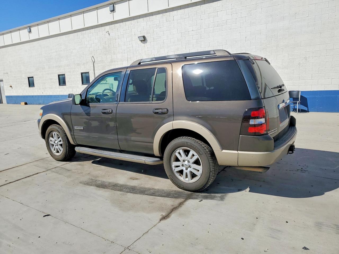 2008 Ford Explorer VIN 1FMEU74E08UB35276 photo 2