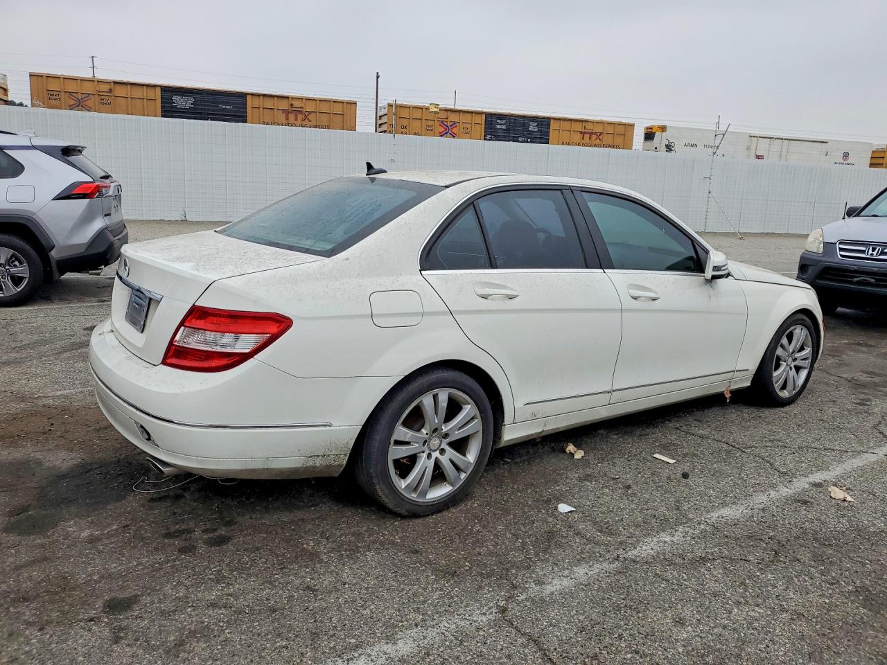 2010 Mercedes-Benz C class VIN WDDGF5EB0AR111980 photo 3