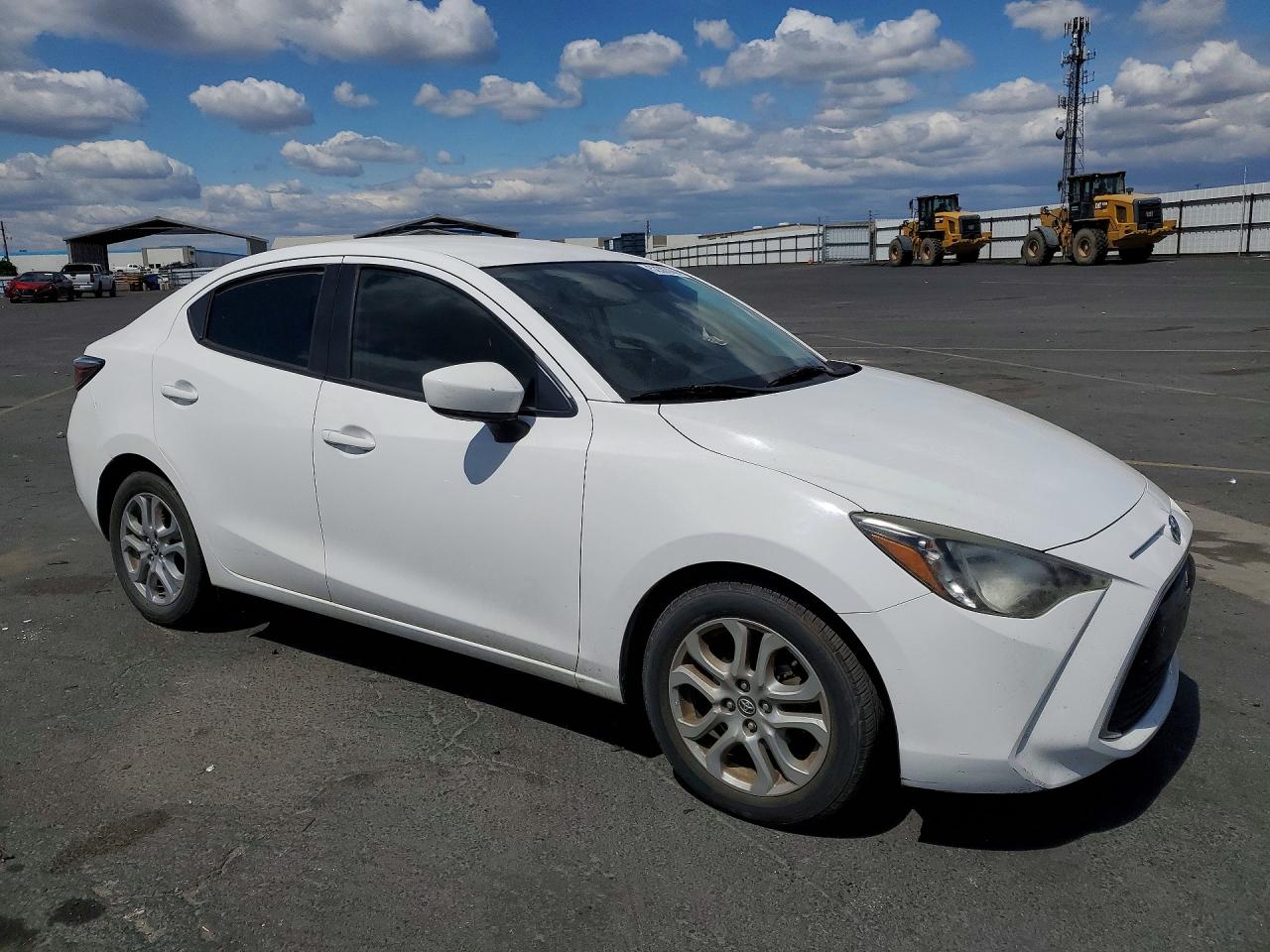 2018 Toyota Yaris VIN 3MYDLBYV5JY317141 photo 4
