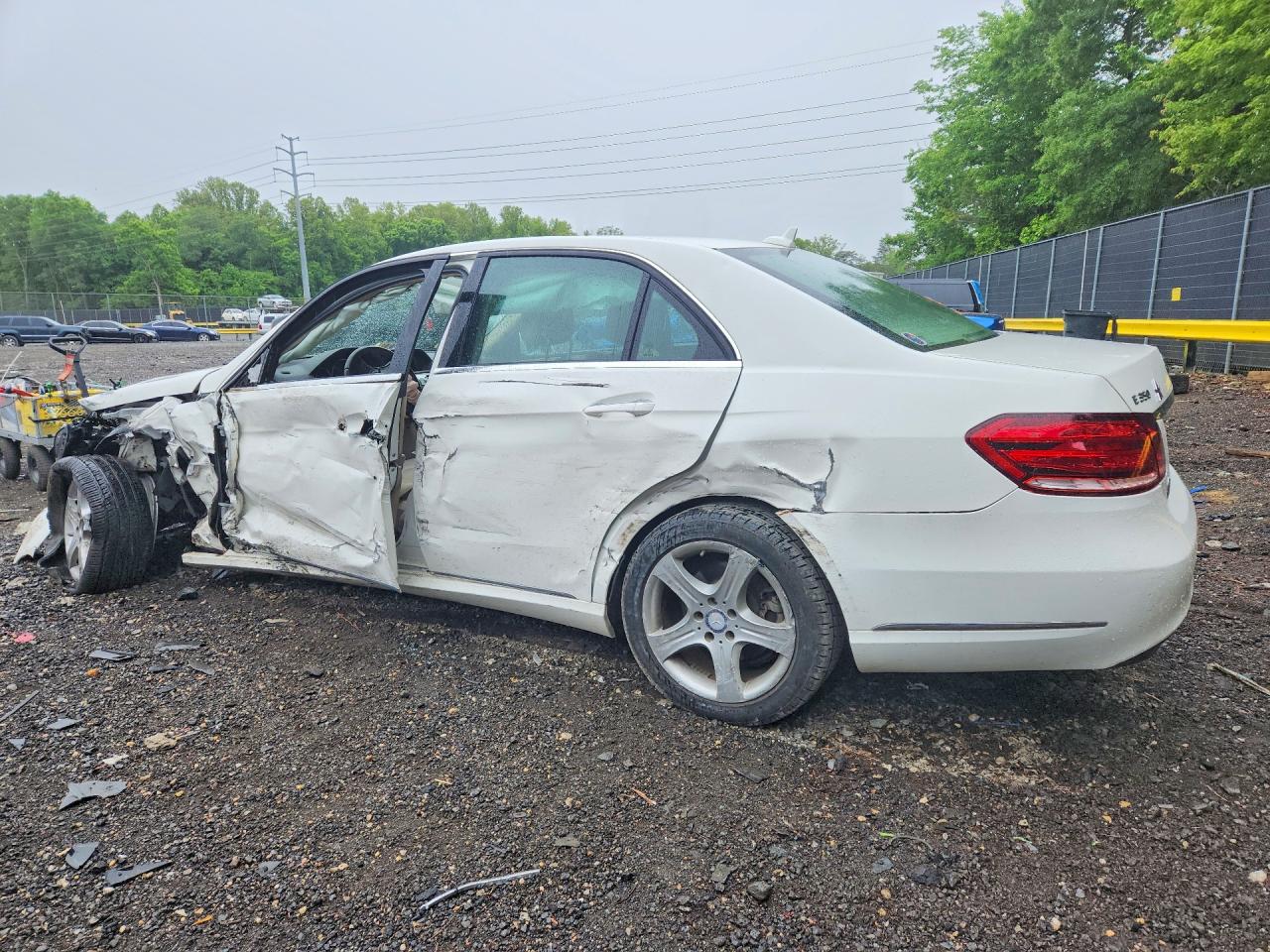 2014 MERCEDES-BENZ E-class VIN WDDHF5KB7EB014959 photo 2