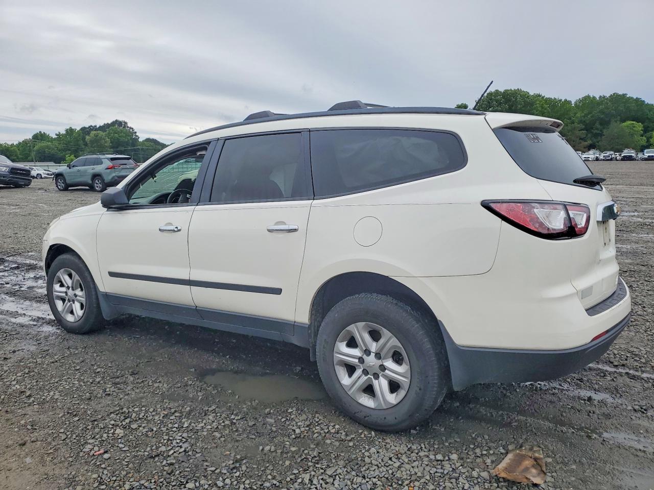 2015 Chevrolet Traverse VIN 1GNKRFKDXFJ315836 photo 2