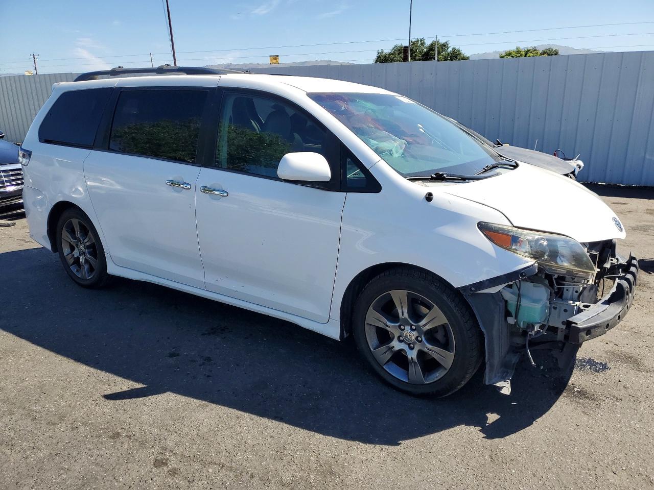2013 Toyota Sienna VIN 5TDXK3DC8DS398348 photo 4