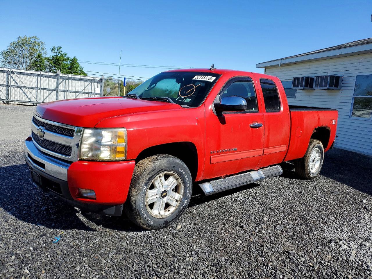 2011 Chevrolet Silverado VIN 1GCRKSE38BZ202552 photo 1