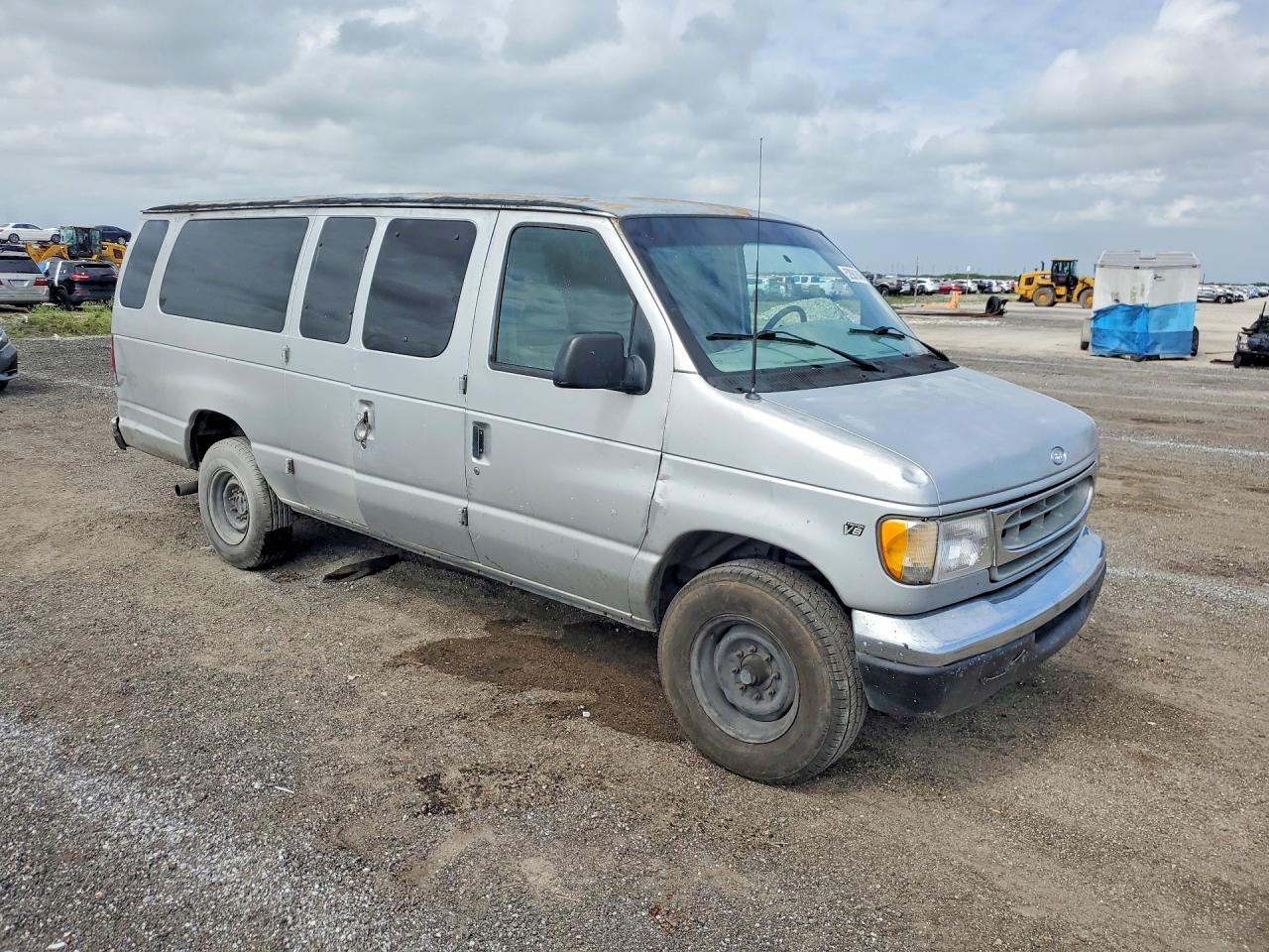 2002 Ford Econoline VIN 1FBSS31L62HA65019 photo 4
