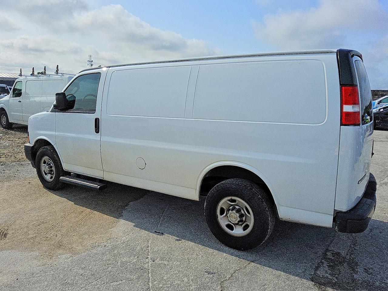 2022 CHEV Express VIN 1GCWGAFP3N1241729 photo 2