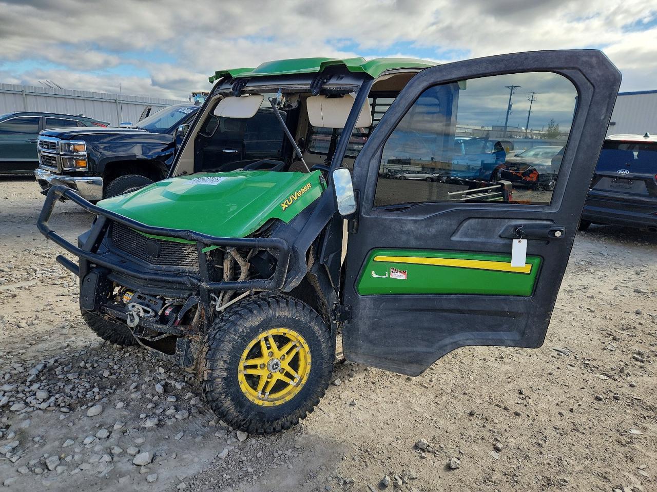 2018 JOHN Xuv835r VIN 1M0835RAJJM011693 photo 2