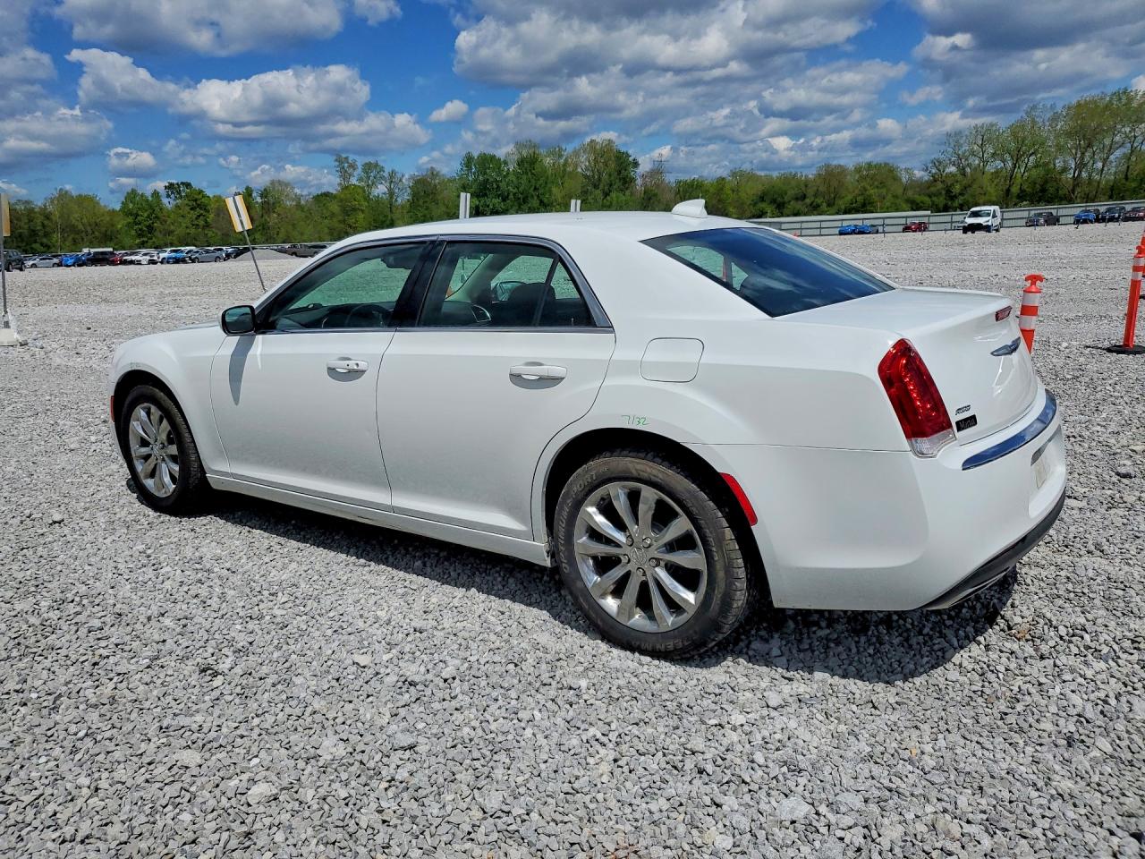 2020 Chrysler 300 VIN 2C3CCARG2LH115939 photo 2