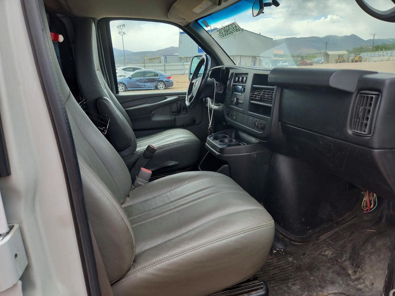 2011 GMC Savana VIN 1GTW7FCG6B1100375 photo 8
