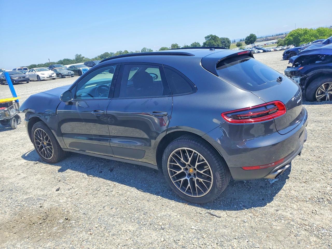 2017 Porsche Macan VIN WP1AB2A5XHLB19753 photo 2