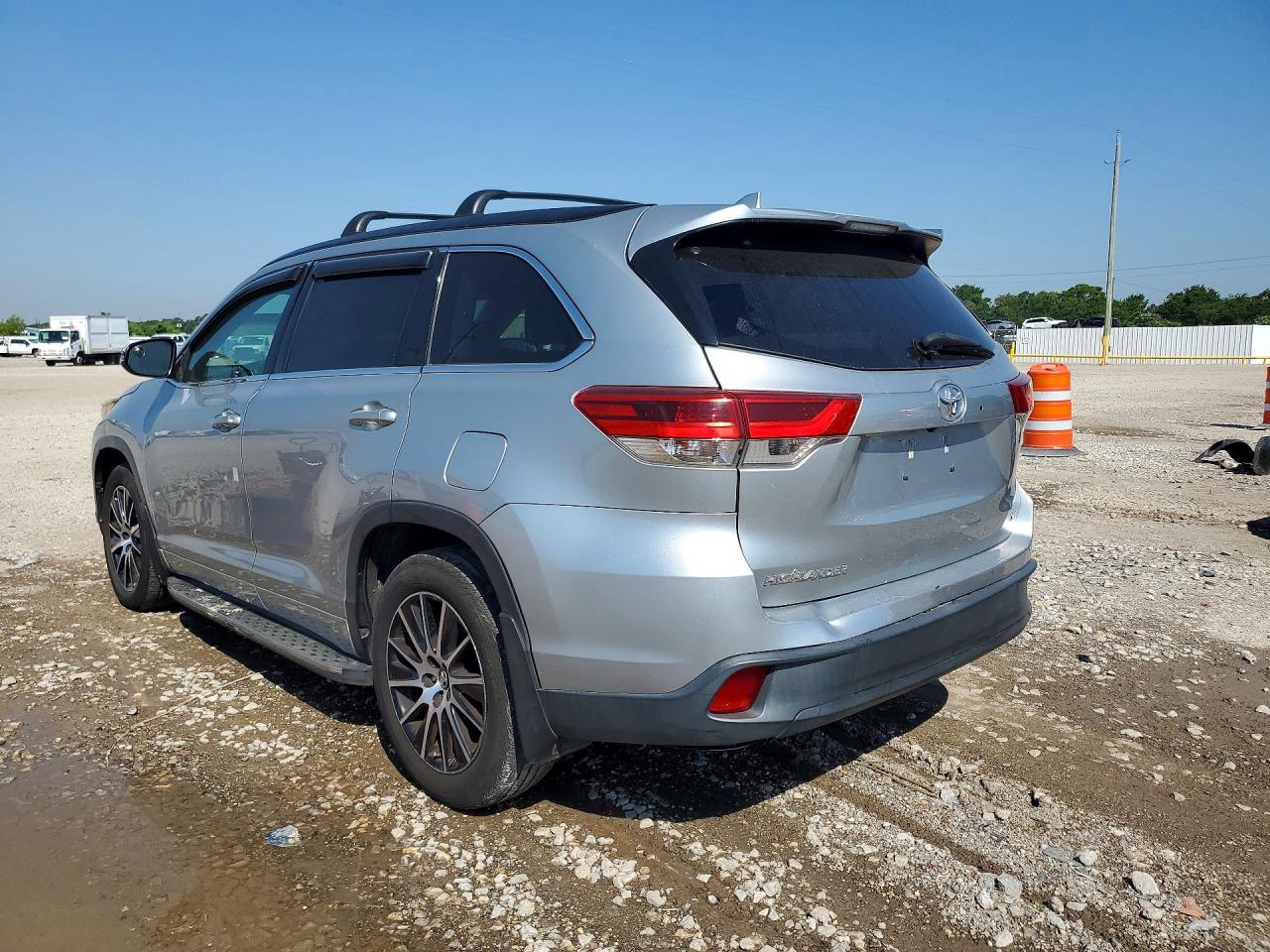 2017 Toyota Highlander VIN 5TDKZRFH4HS517701 photo 2