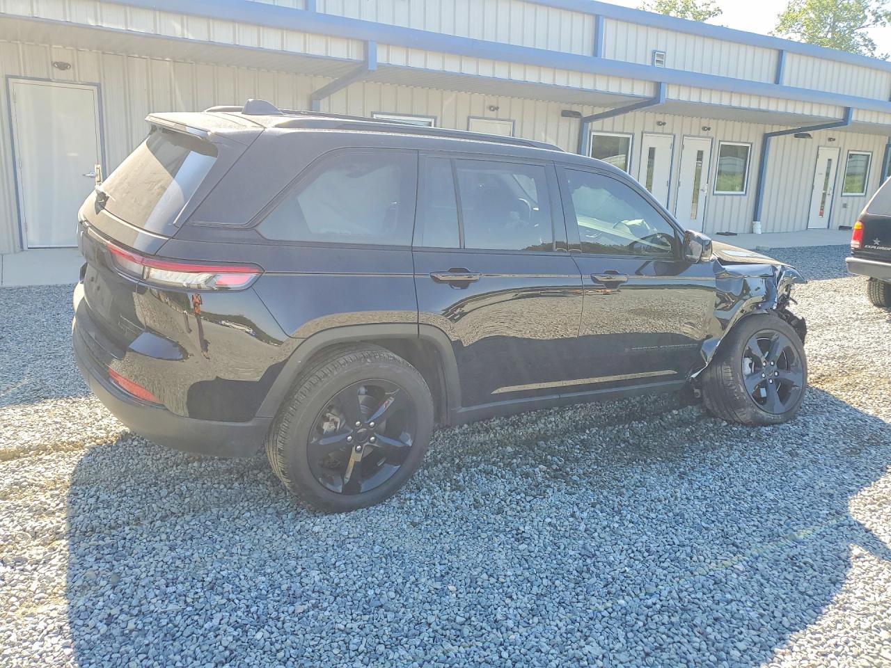 2023 Jeep Cherokee VIN 1C4RJGBG5PC651544 photo 3