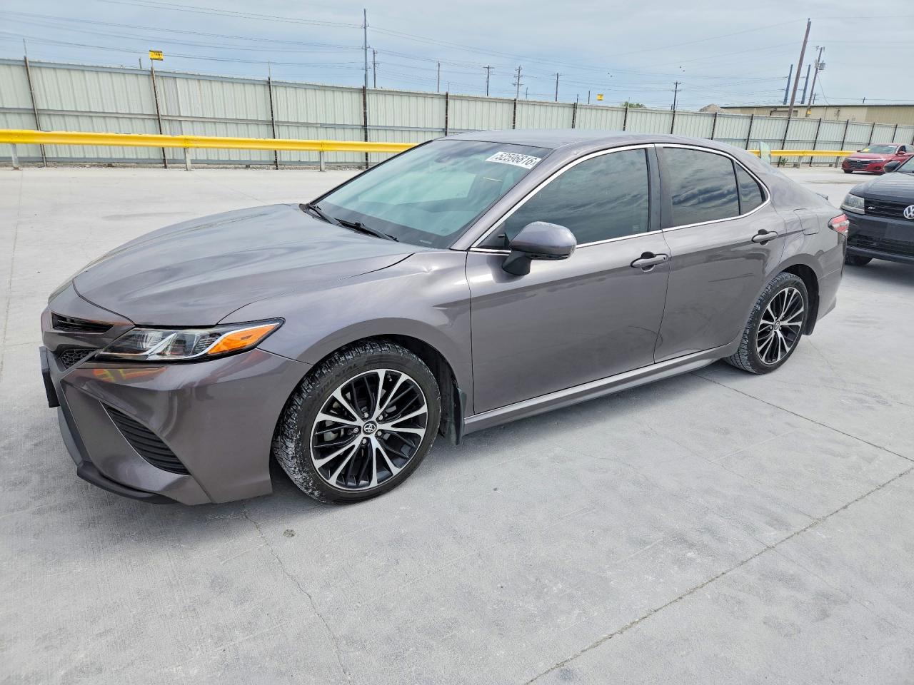 2018 Toyota Camry VIN 4T1B11HK7JU582511 photo 1