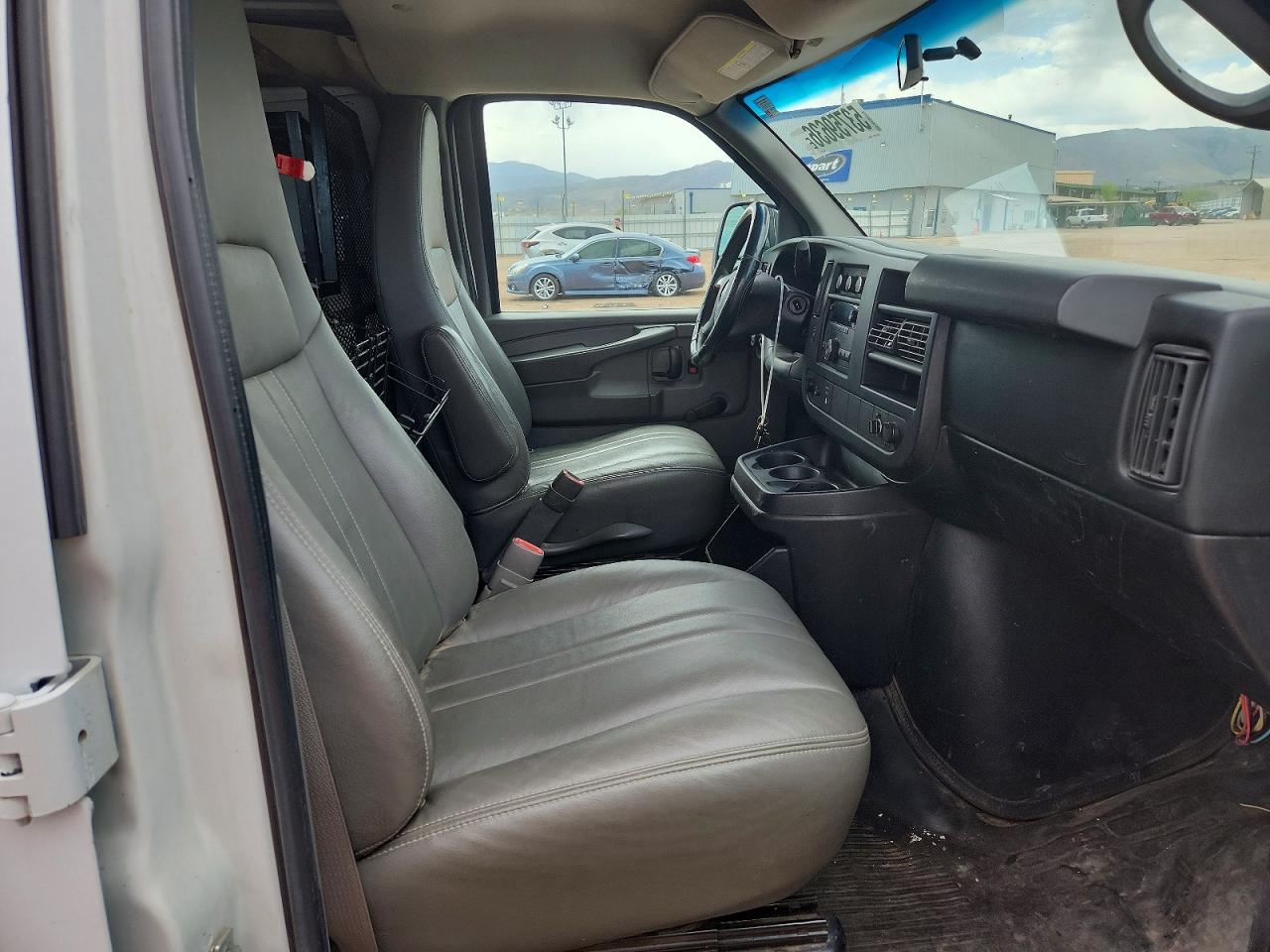 2011 GMC Savana VIN 1GTW7FCG6B1100375 photo 10