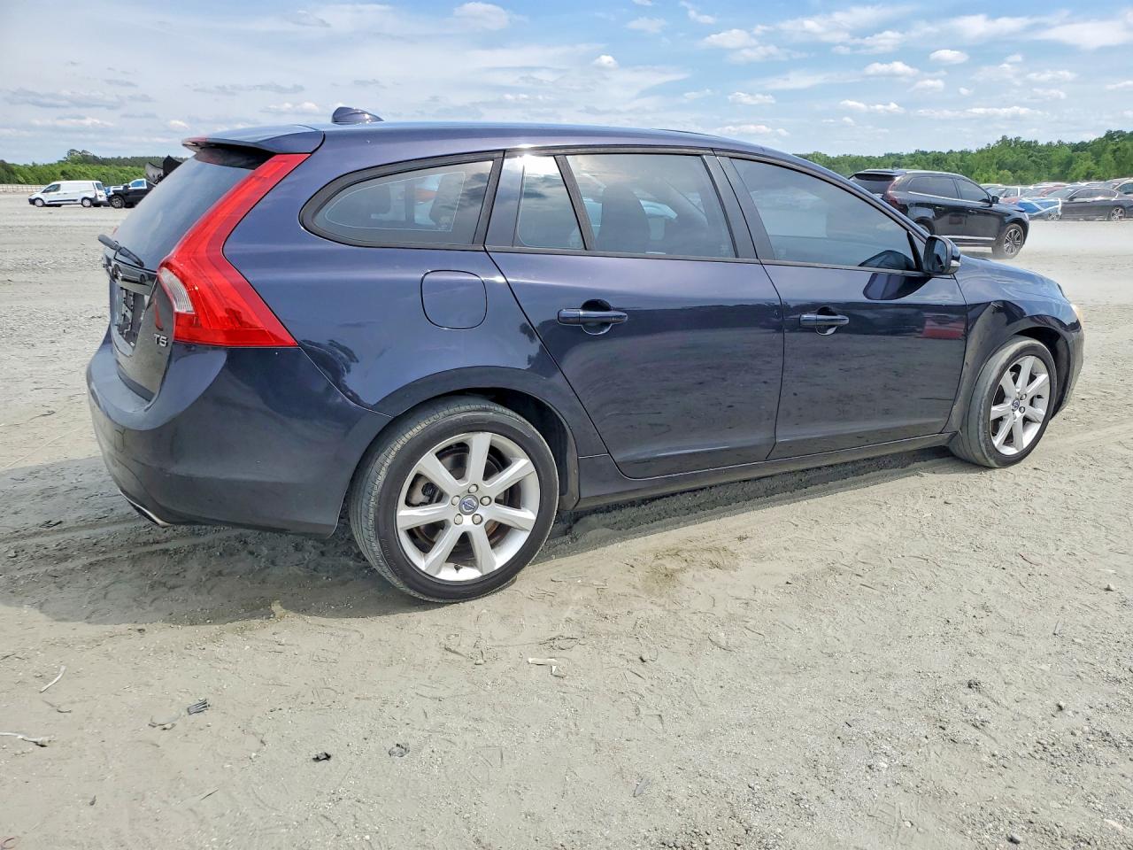 2017 Volvo V60 VIN YV140MEJ3H1345422 photo 3