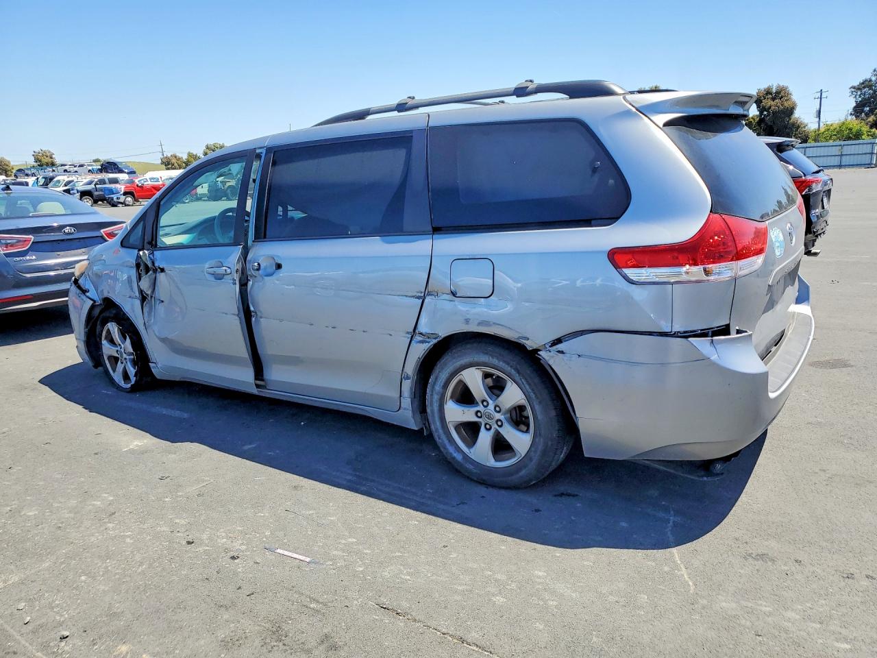 2014 Toyota Sienna VIN 5TDKK3DC4ES484459 photo 2