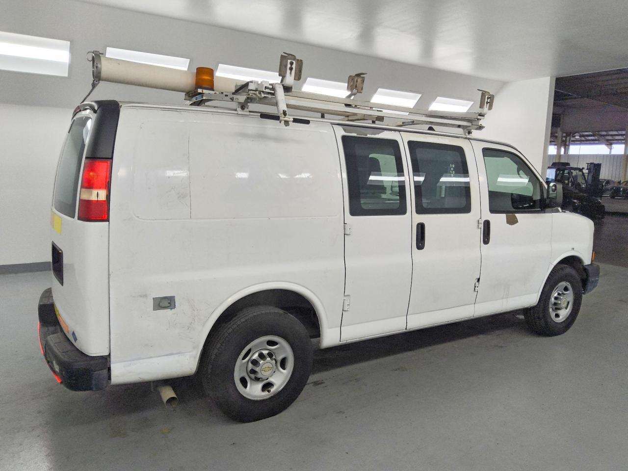 2011 CHEV Express VIN 1GCWGFCB6B1130139 photo 3