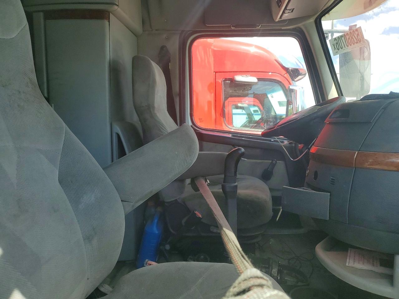 2005 VOLVO Vn VIN 4V4NC9GH65N390260 photo 5