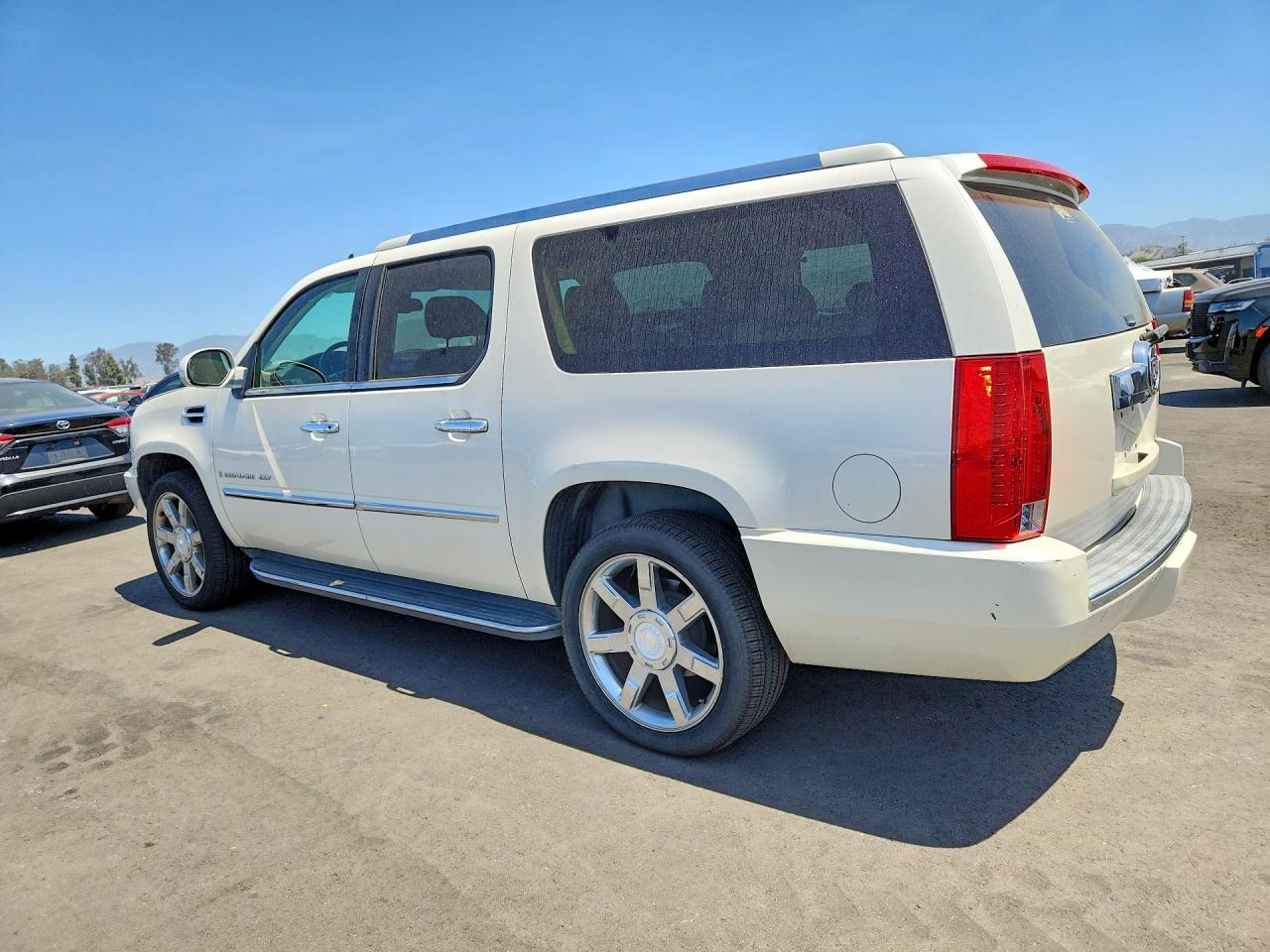 2008 Cadillac Escalade VIN 1GYFK66838R214714 photo 2