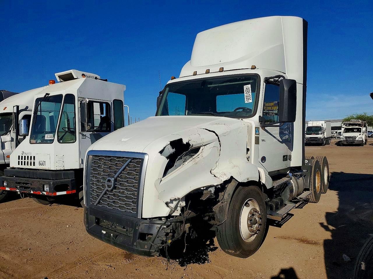 2022 VOLVO Vn VIN 4V4NC9EH9NN313238 photo 2
