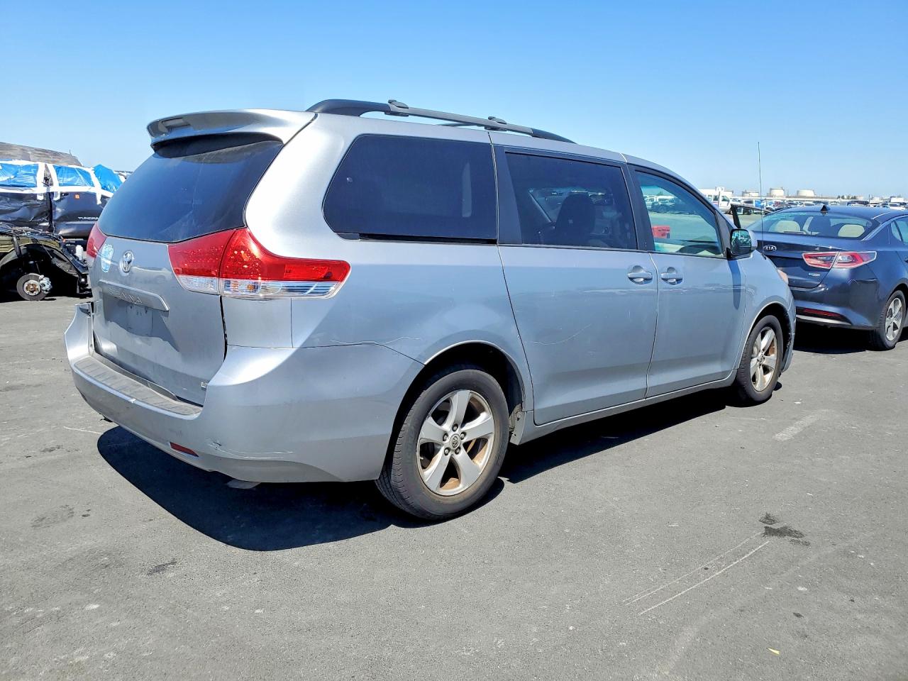 2014 Toyota Sienna VIN 5TDKK3DC4ES484459 photo 3