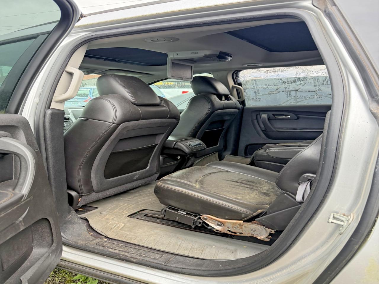 2010 Chevrolet Traverse VIN 1GNLVGED8AS106129 photo 6