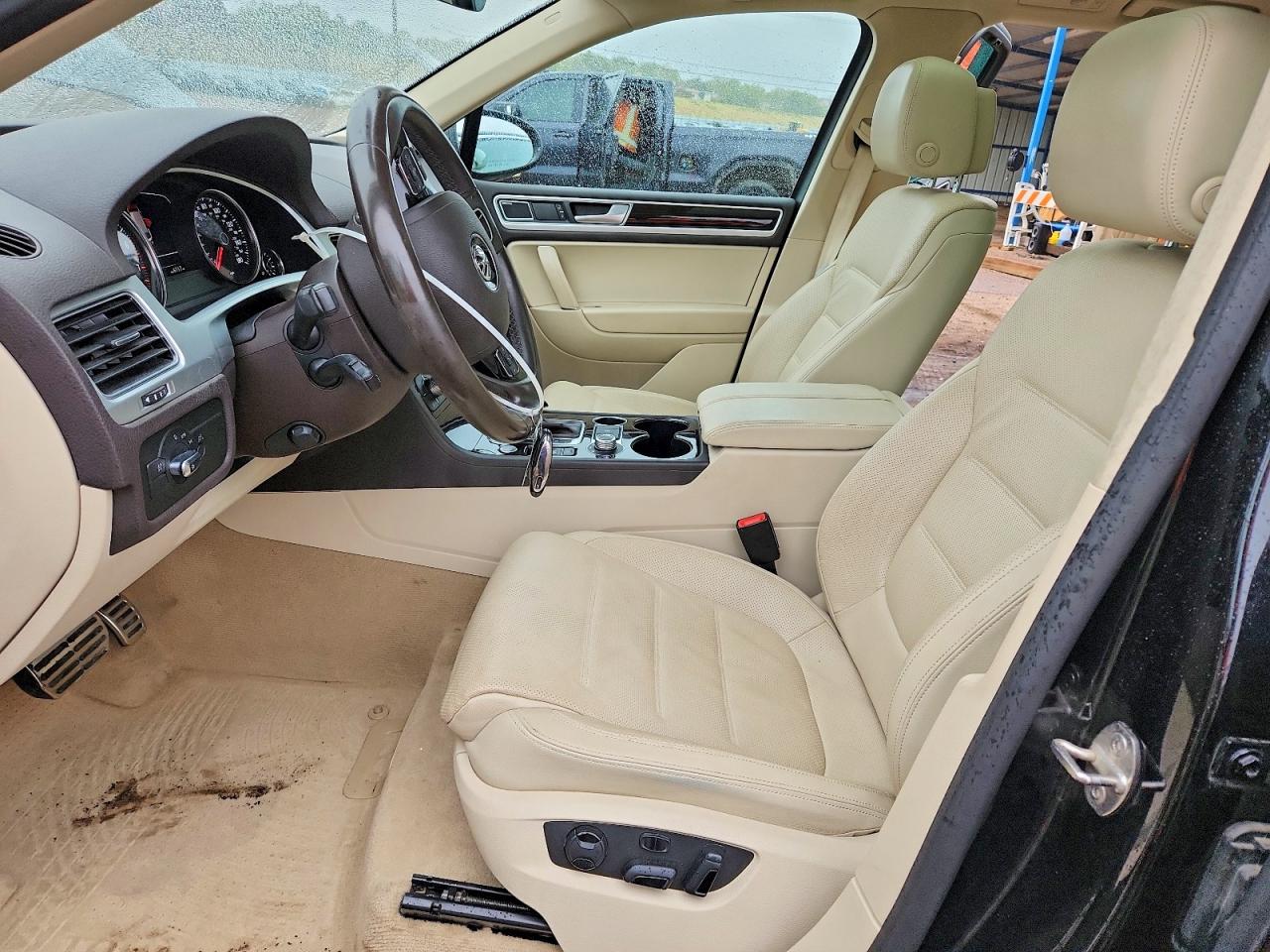 2017 Volkswagen Touareg VIN WVGGF7BP5HD004982 photo 7