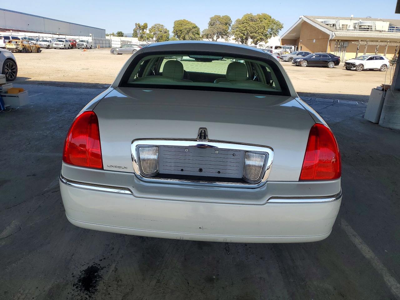 2007 Lincoln Towncar VIN 1LNHM81W57Y601629 photo 6