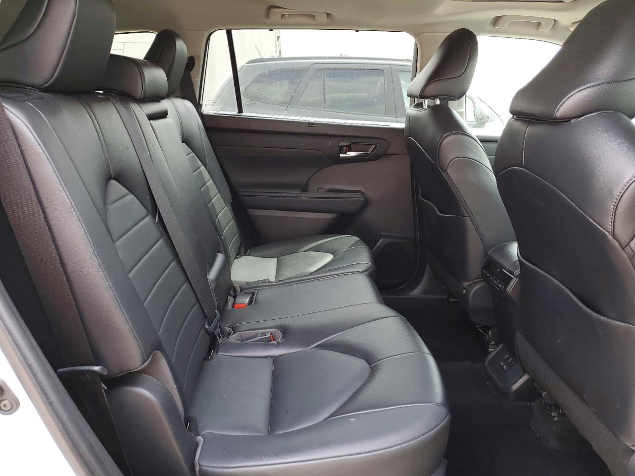 2022 Toyota Highlander VIN 5TDGZRBHXNS561502 photo 10