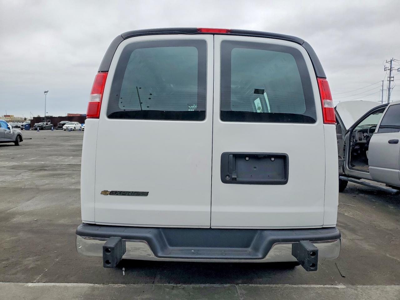 2024 Chevy Express VIN 1GCWGAFP8R1188760 photo 6