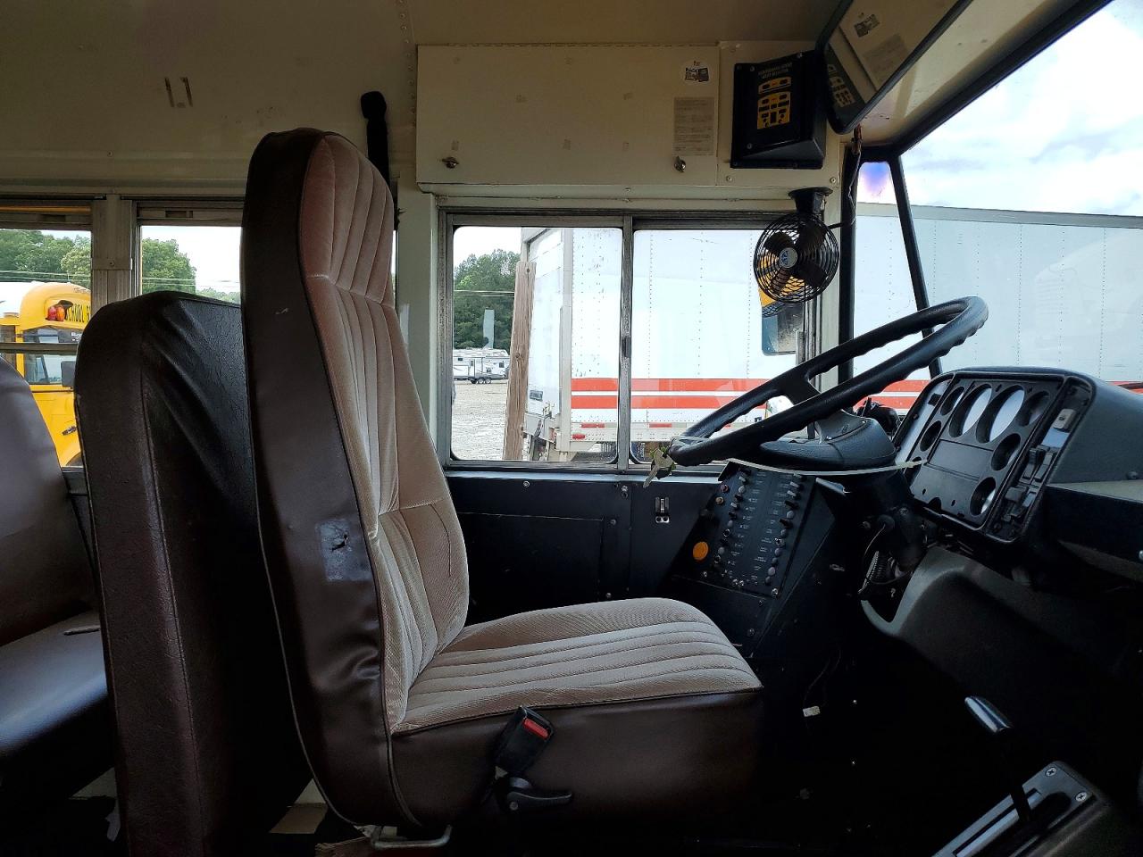 1998 FREIGHTLINER All models VIN 4UZ6CJAA1WC914534 photo 5