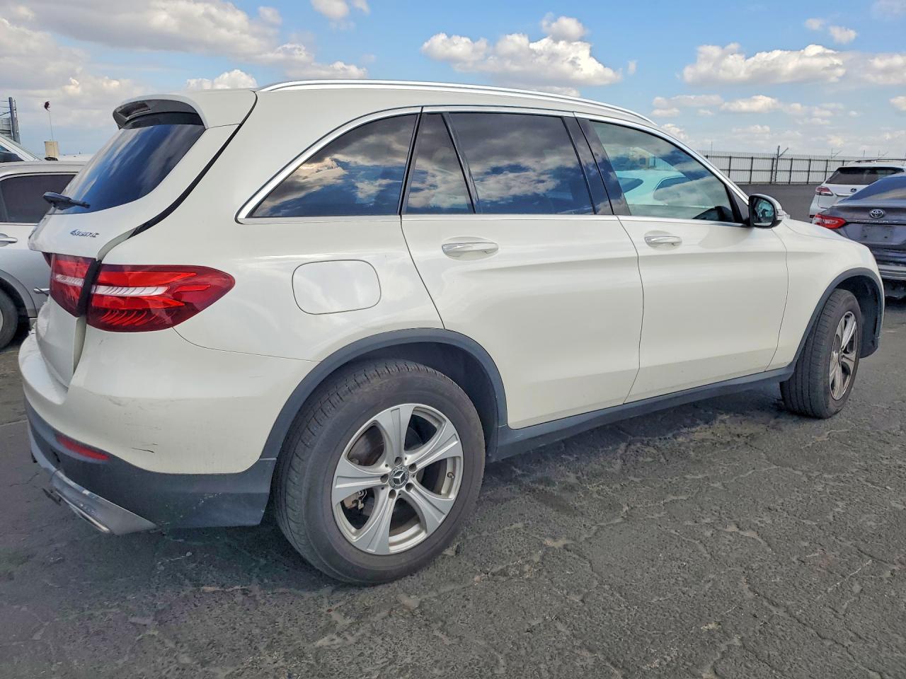 2017 Glc class VIN WDC0G4KB7HF235807 photo 3