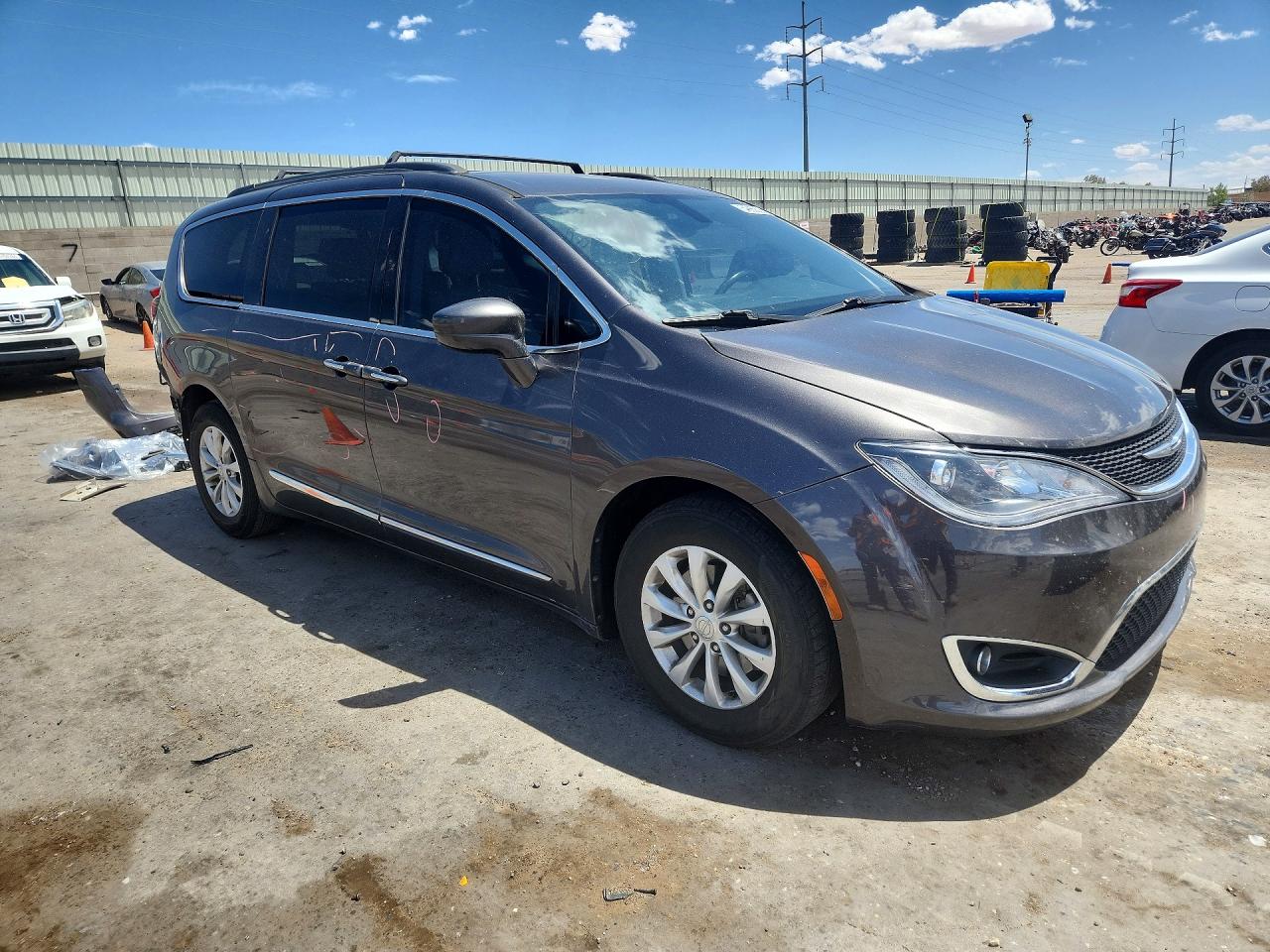 2017 Chrysler Pacifica VIN 2C4RC1BG4HR513090 photo 4