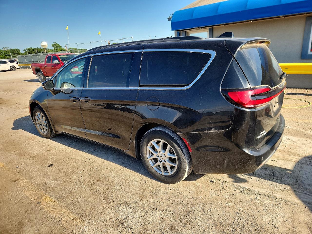 2022 Chrysler Pacifica VIN 2C4RC1BG4NR116135 photo 2