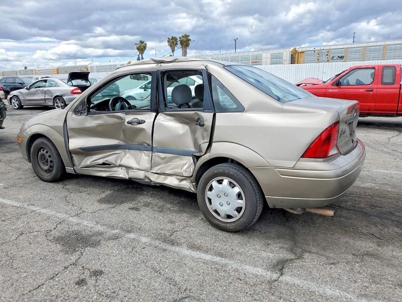 2003 Ford Focus VIN 1FAFP33Z63W329438 photo 2