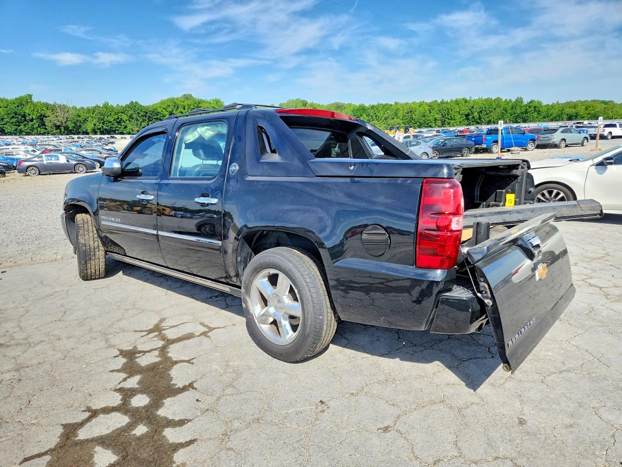 2013 Chevrolet Avalanche VIN 3GNTKGE73DG338717 photo 2