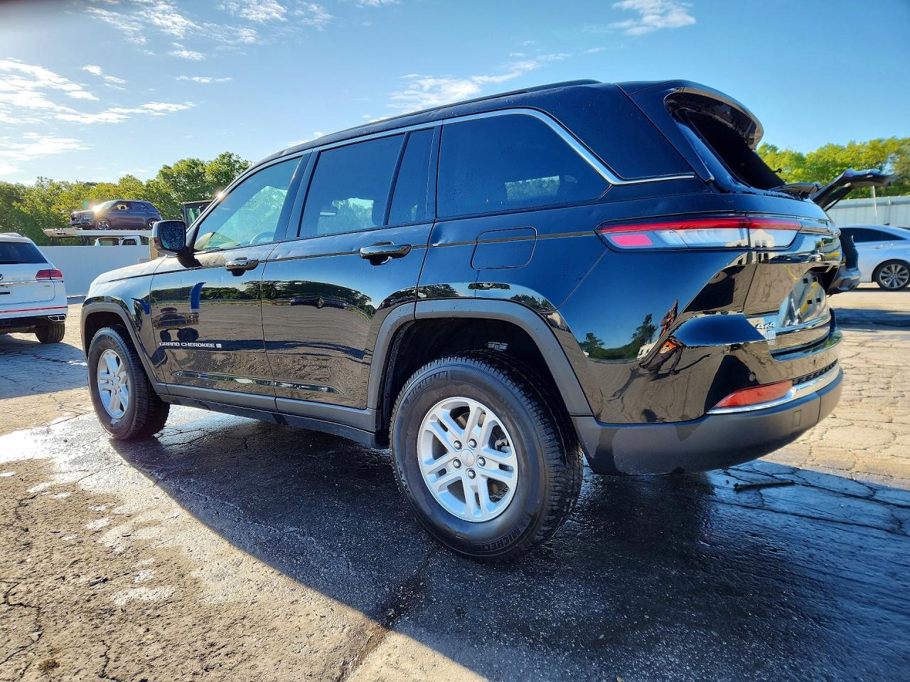 2024 Jeep Cherokee VIN 1C4RJHAG6RC216641 photo 2