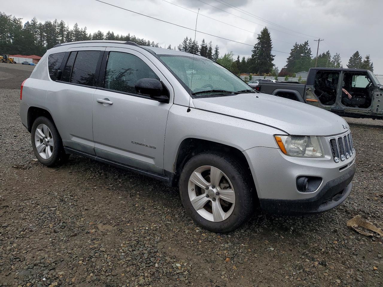 2011 Jeep Compass VIN 1J4NT1FA4BD215762 photo 4