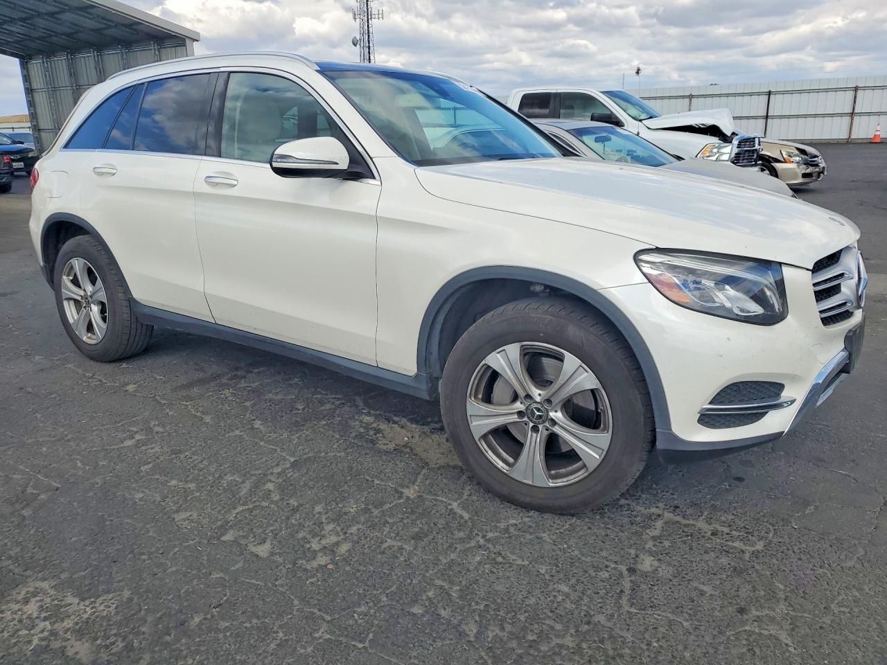 2017 Glc class VIN WDC0G4KB7HF235807 photo 4