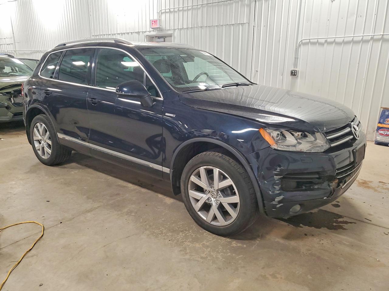 2014 Volkswagen Touareg VIN WVGEP9BP4ED011773 photo 4