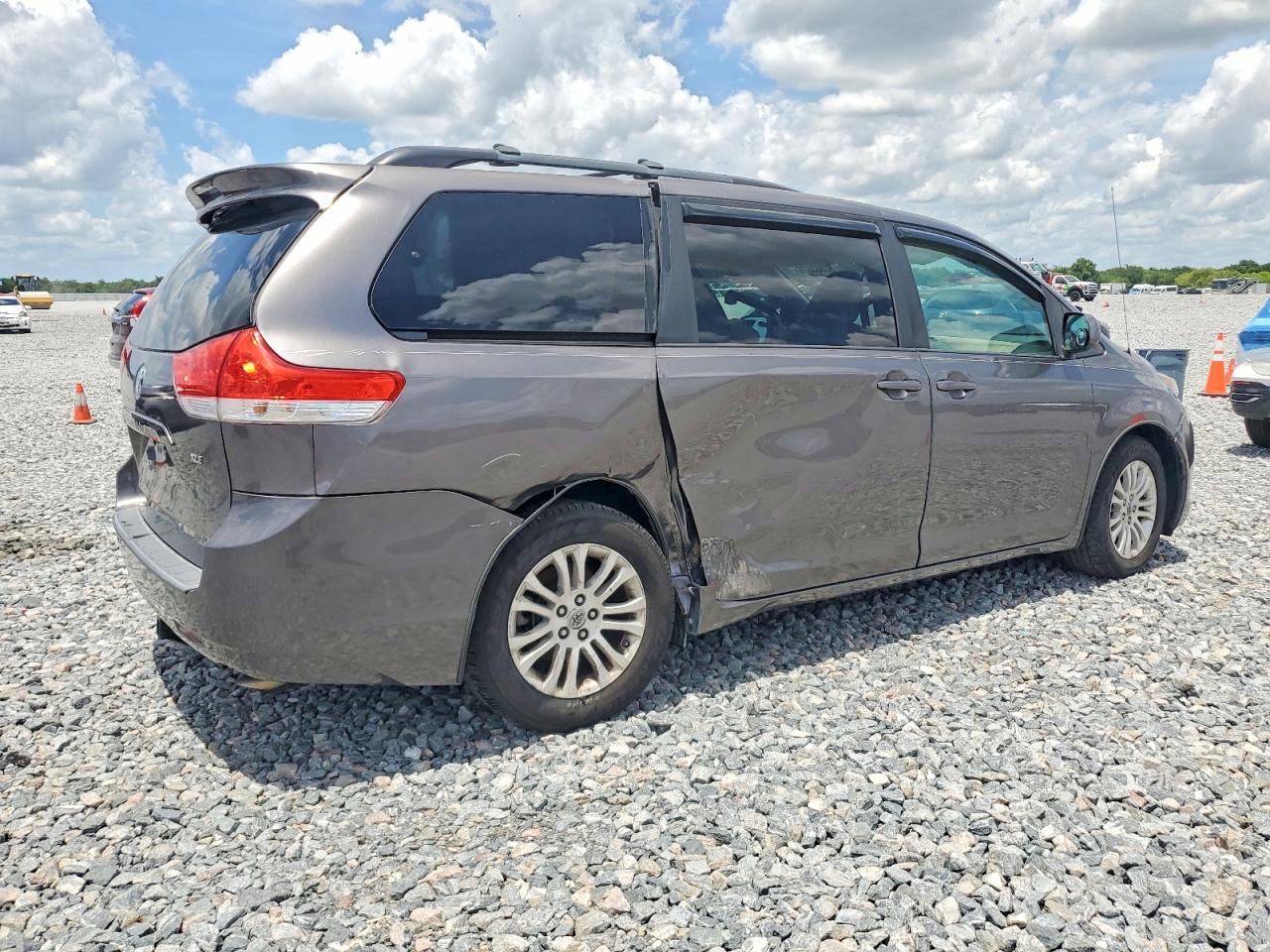 2011 Toyota Sienna VIN 5TDYK3DC4BS079112 photo 4