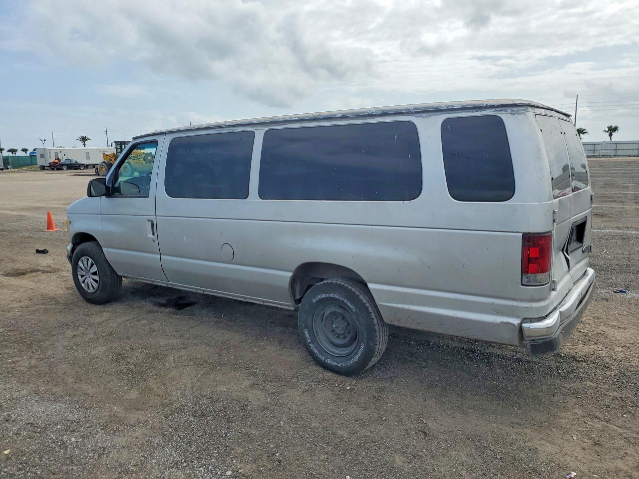 2002 Ford Econoline VIN 1FBSS31L62HA65019 photo 2