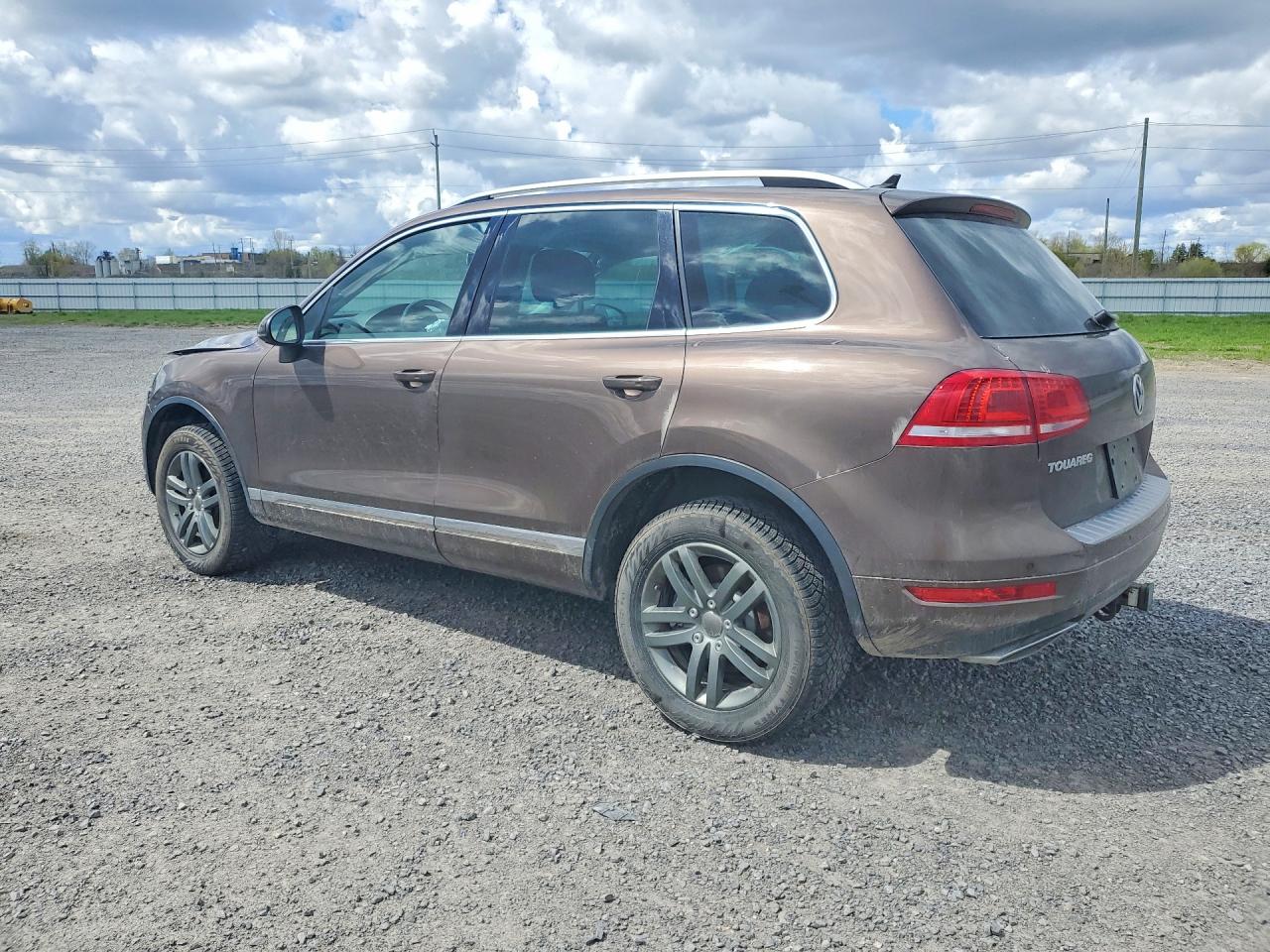 2014 Volkswagen Touareg VIN WVGEP9BP4ED011014 photo 2