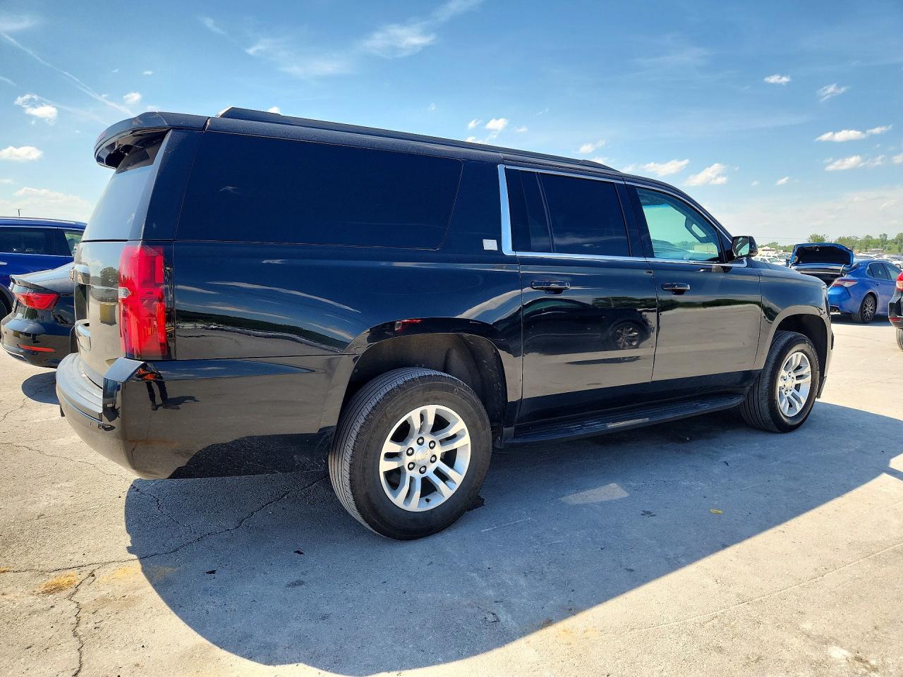 2020 Chev Suburban VIN 1GNSCHKC1LR301602 photo 3
