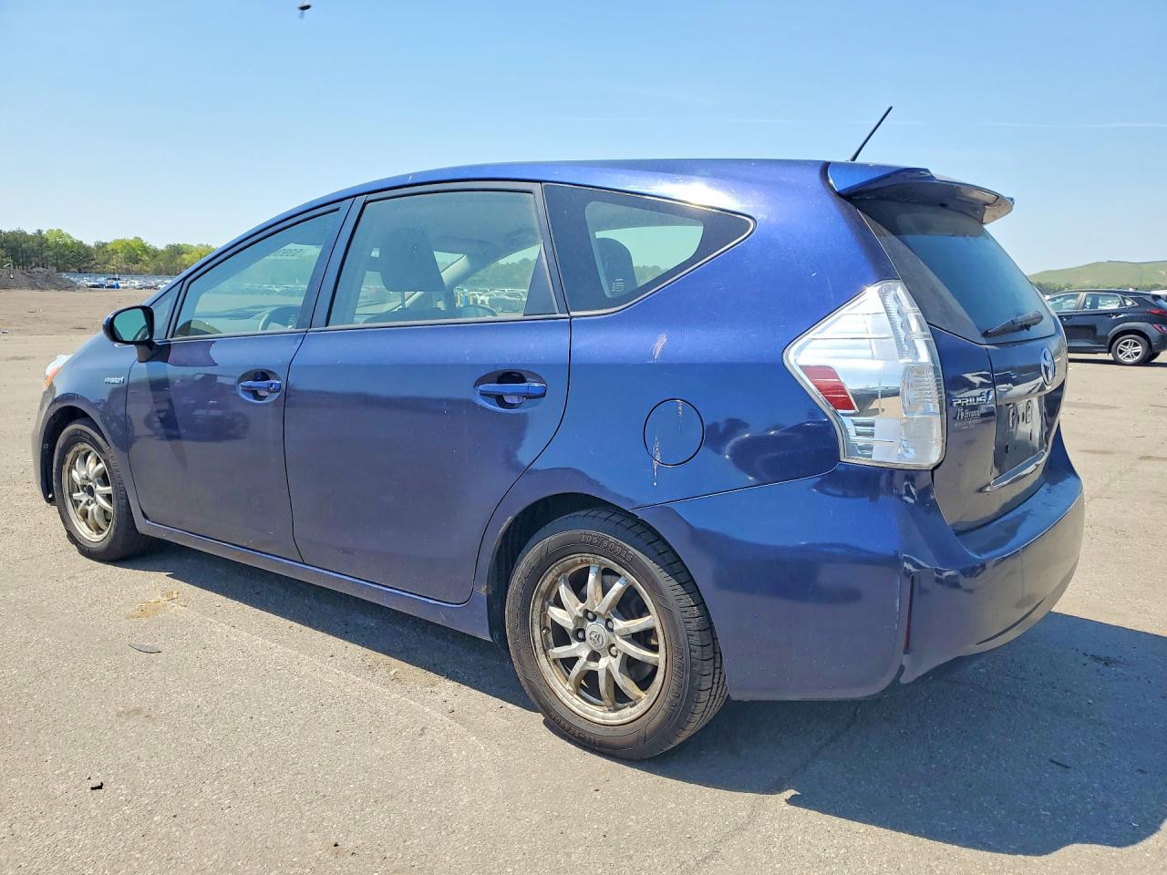2012 Toyota Prius v tw VIN JTDZN3EU0C3141224 photo 2