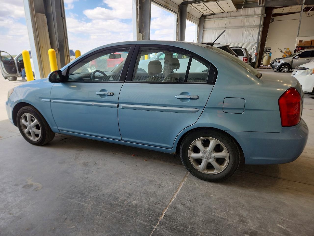 2008 Hyundai Accent VIN KMHCN46C98U241210 photo 2