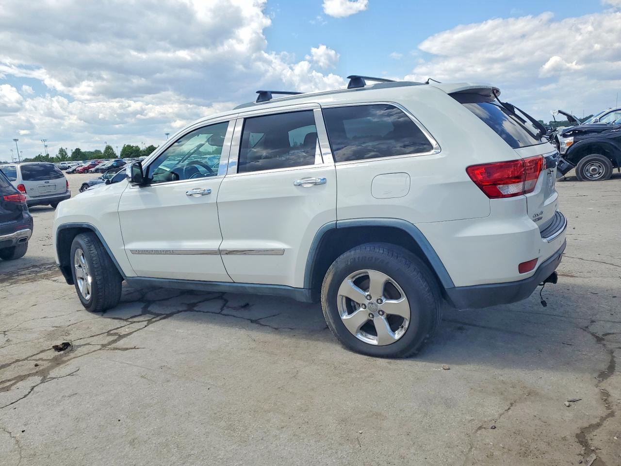 2011 Jeep Cherokee VIN 1J4RR5GG3BC655598 photo 2