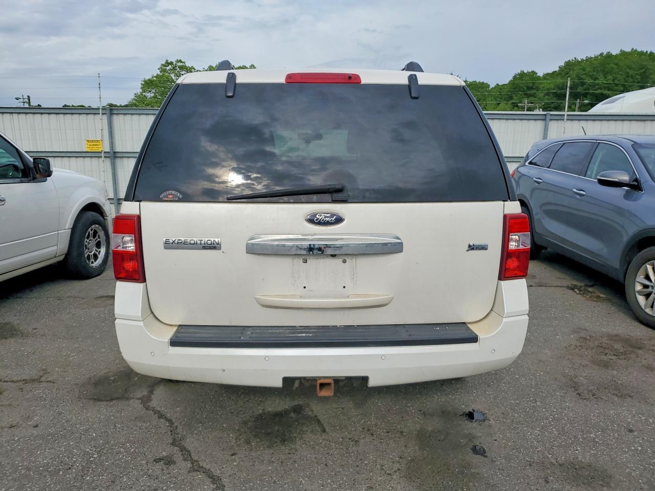 2013 Ford Expedition VIN 1FMJU2A52DEF01930 photo 6