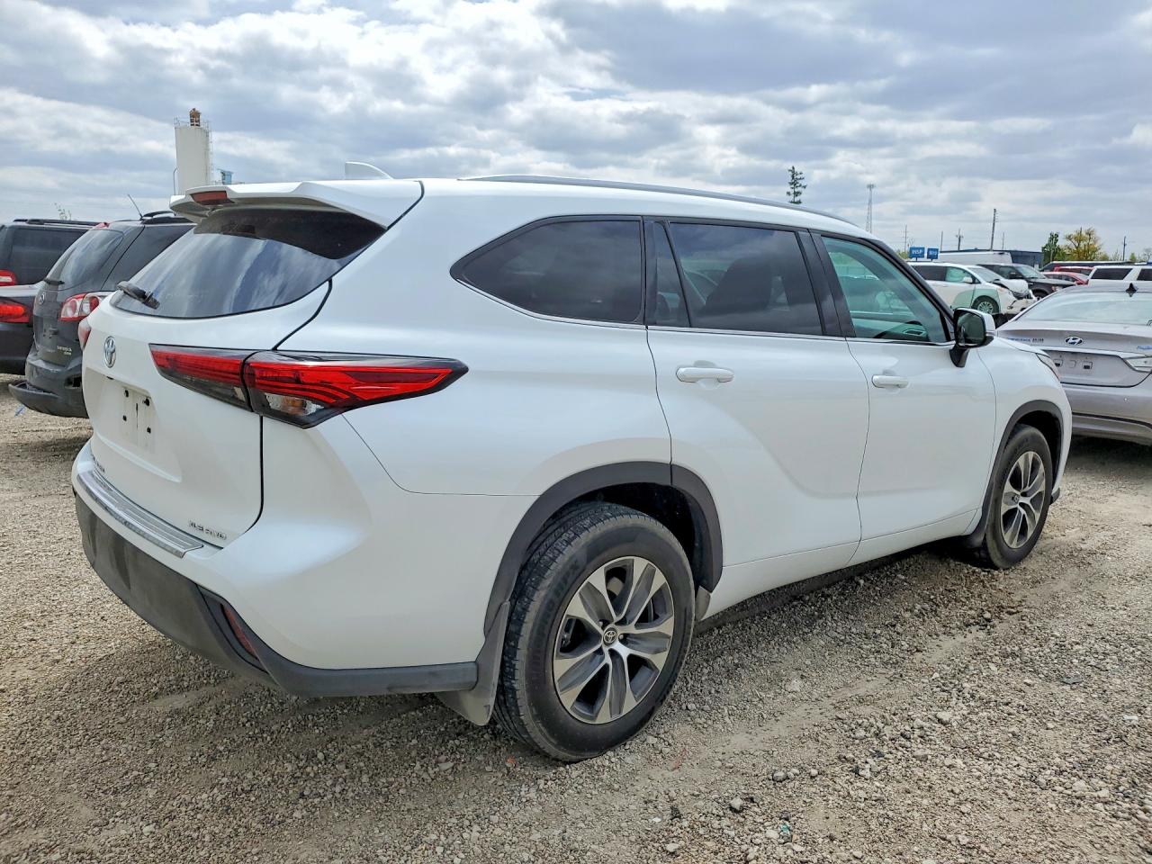 2022 Toyota Highlander VIN 5TDGZRBHXNS561502 photo 3